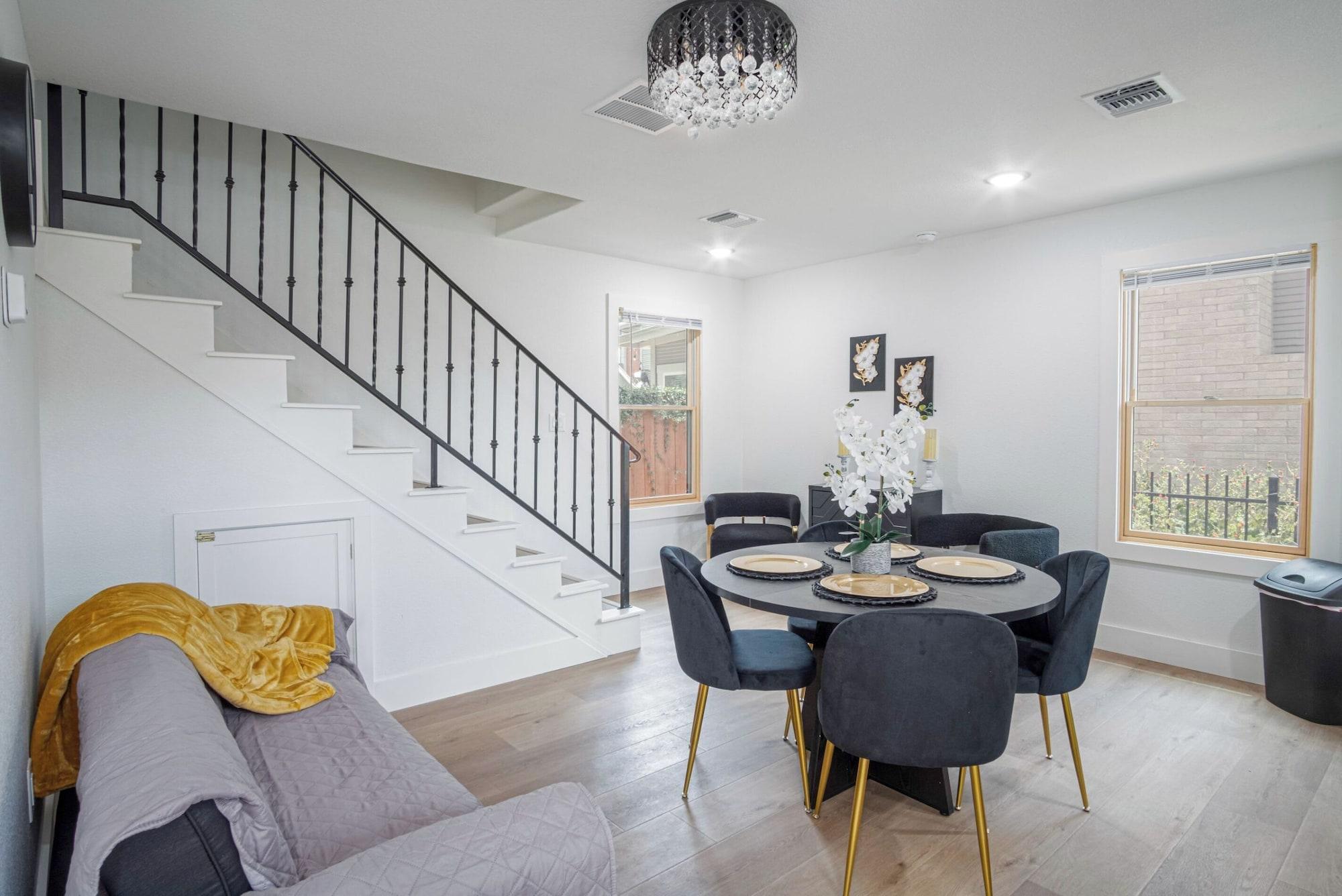 Restaurant Stylish Stay With Unforgettable Downtown Views!