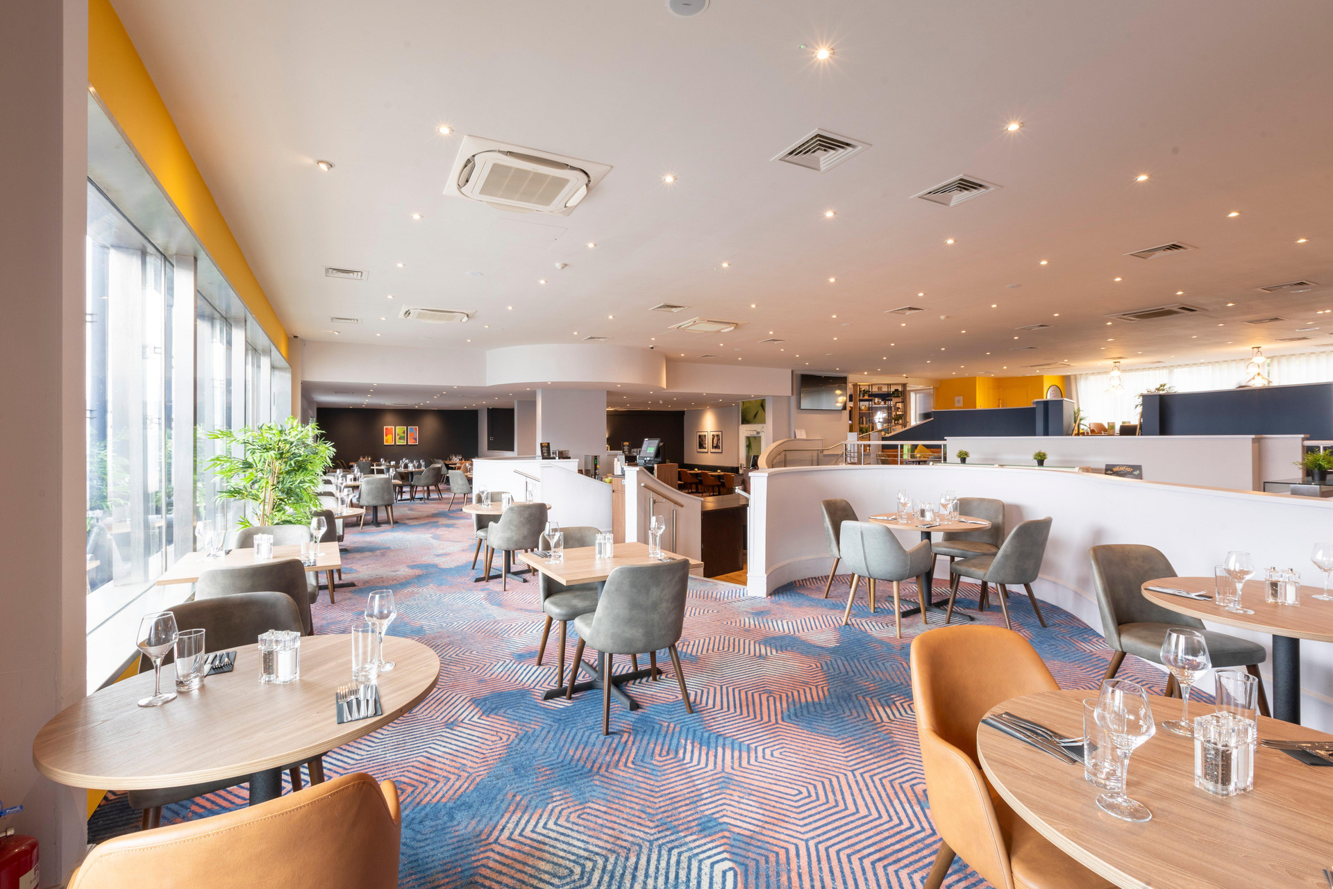 Restaurant Holiday Inn Cardiff City Centre by IHG