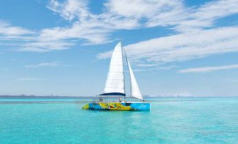 Tour a Isla Mujeres en catamarán