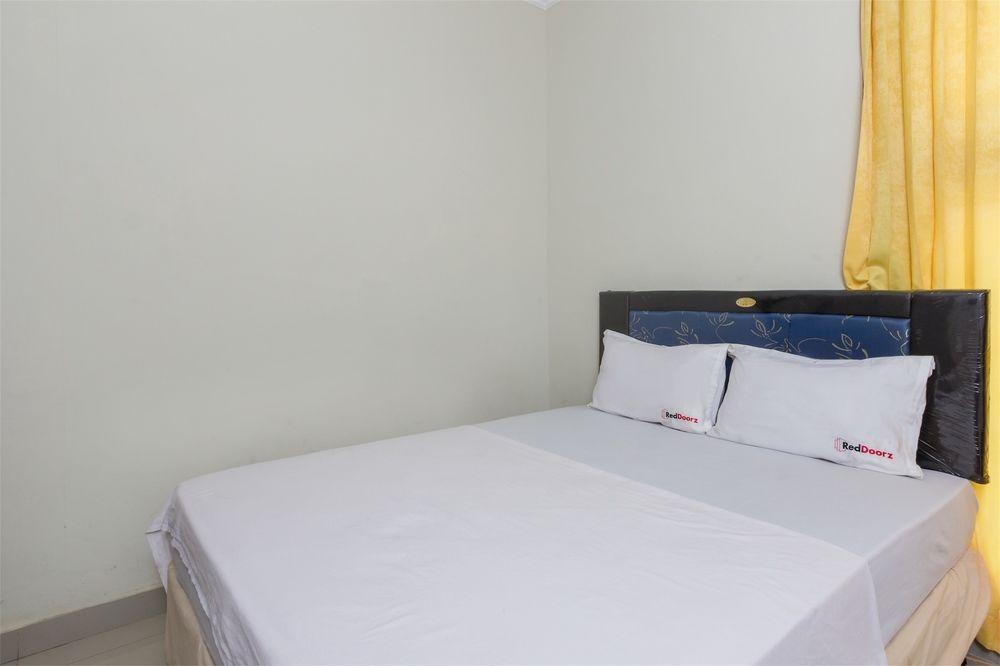 Varios RedDoorz @ Poppies Lane Two