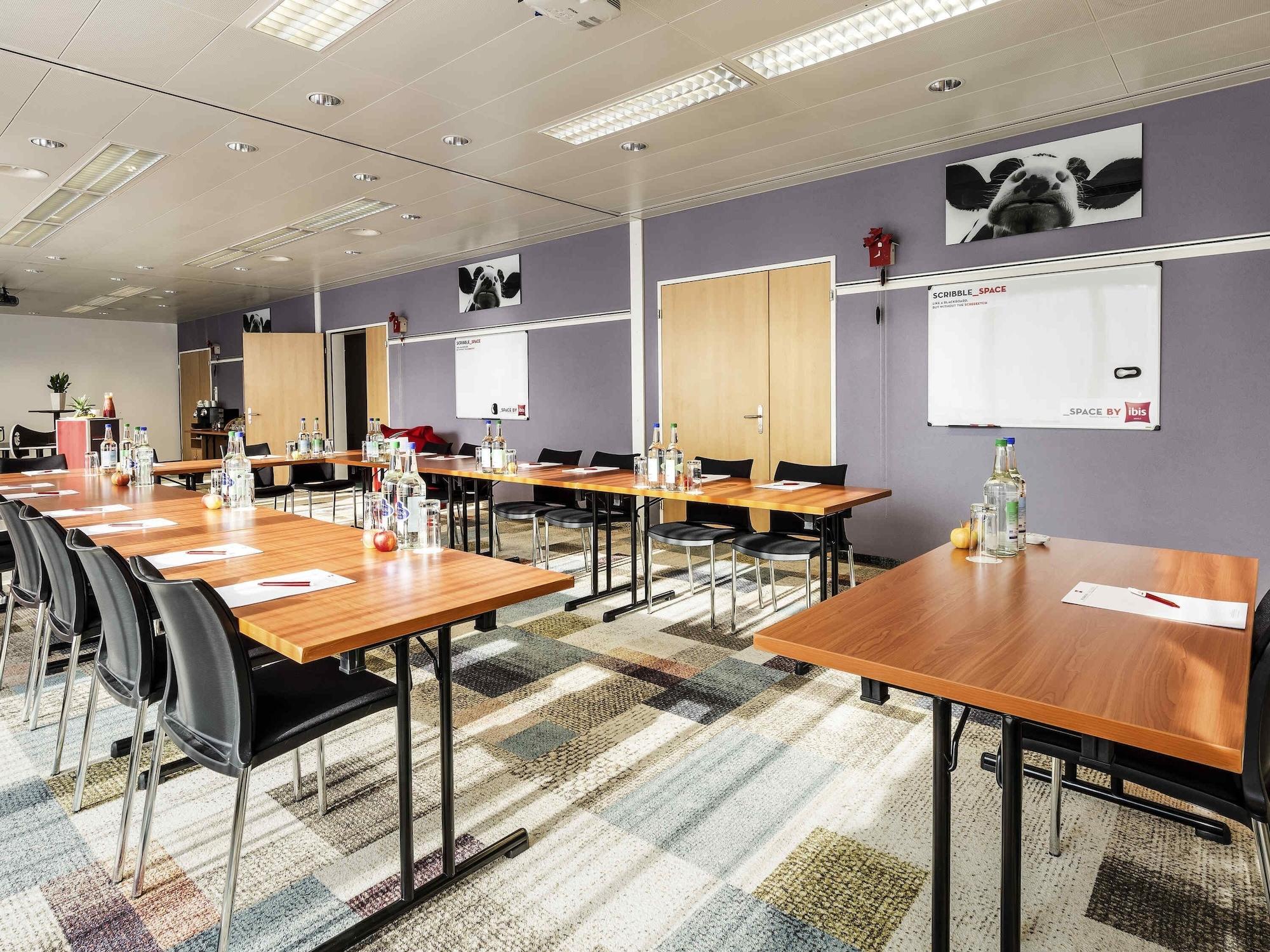 Sala de Reuniones ibis Zurich Messe-Airport