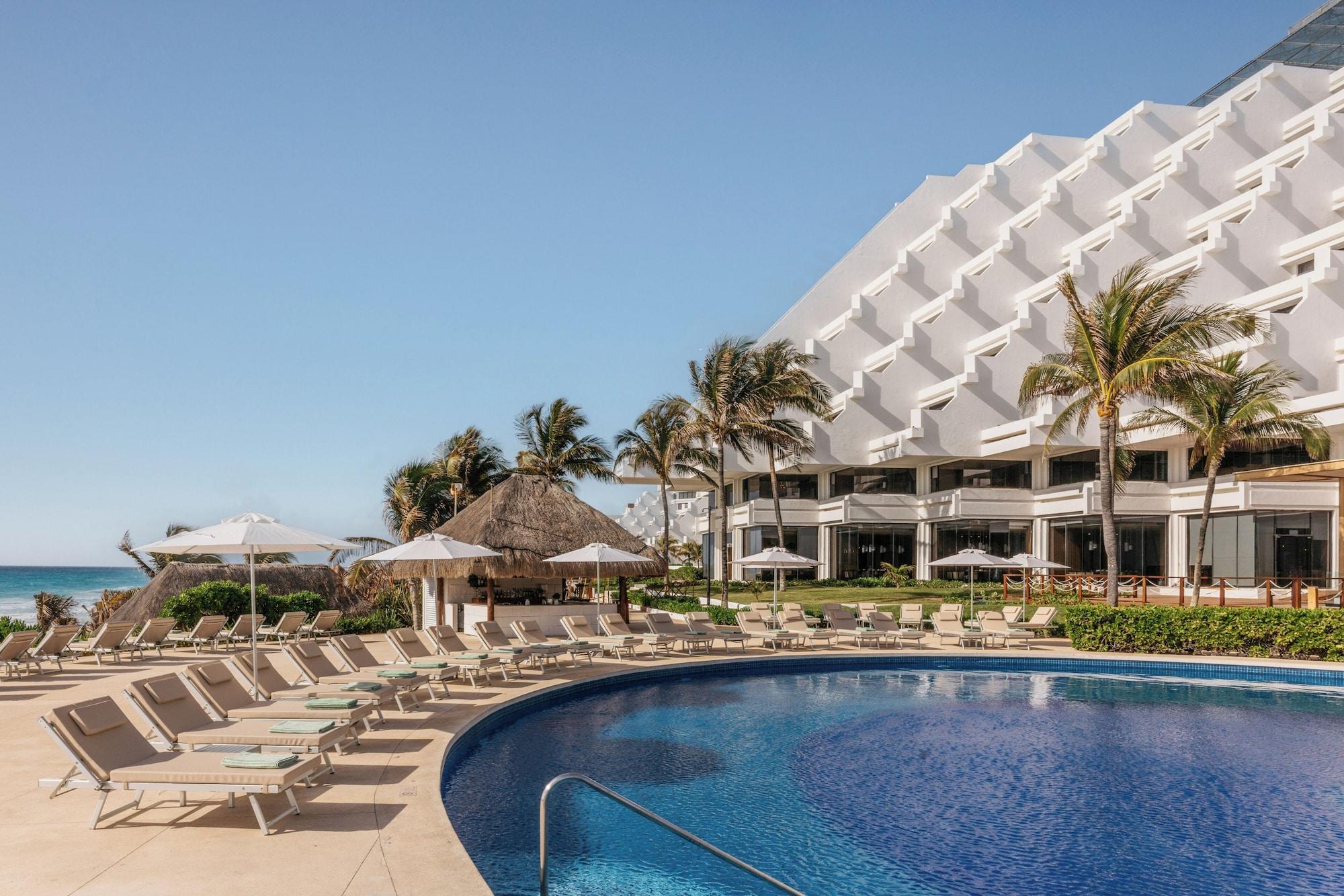 Vista Piscina Paradisus Cancún – All Inclusive