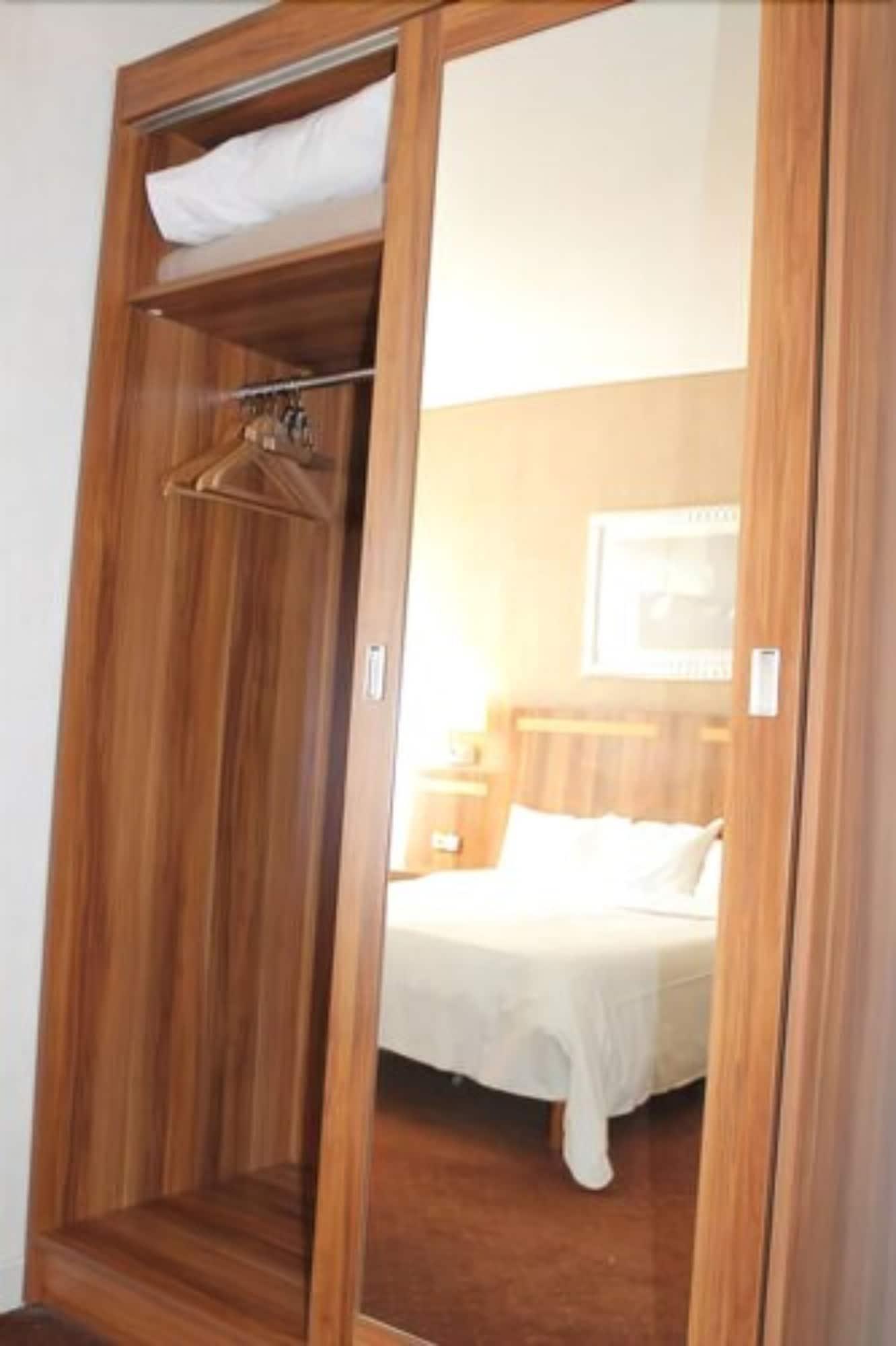 Habitación Hotel The Originals du Grand Monarque