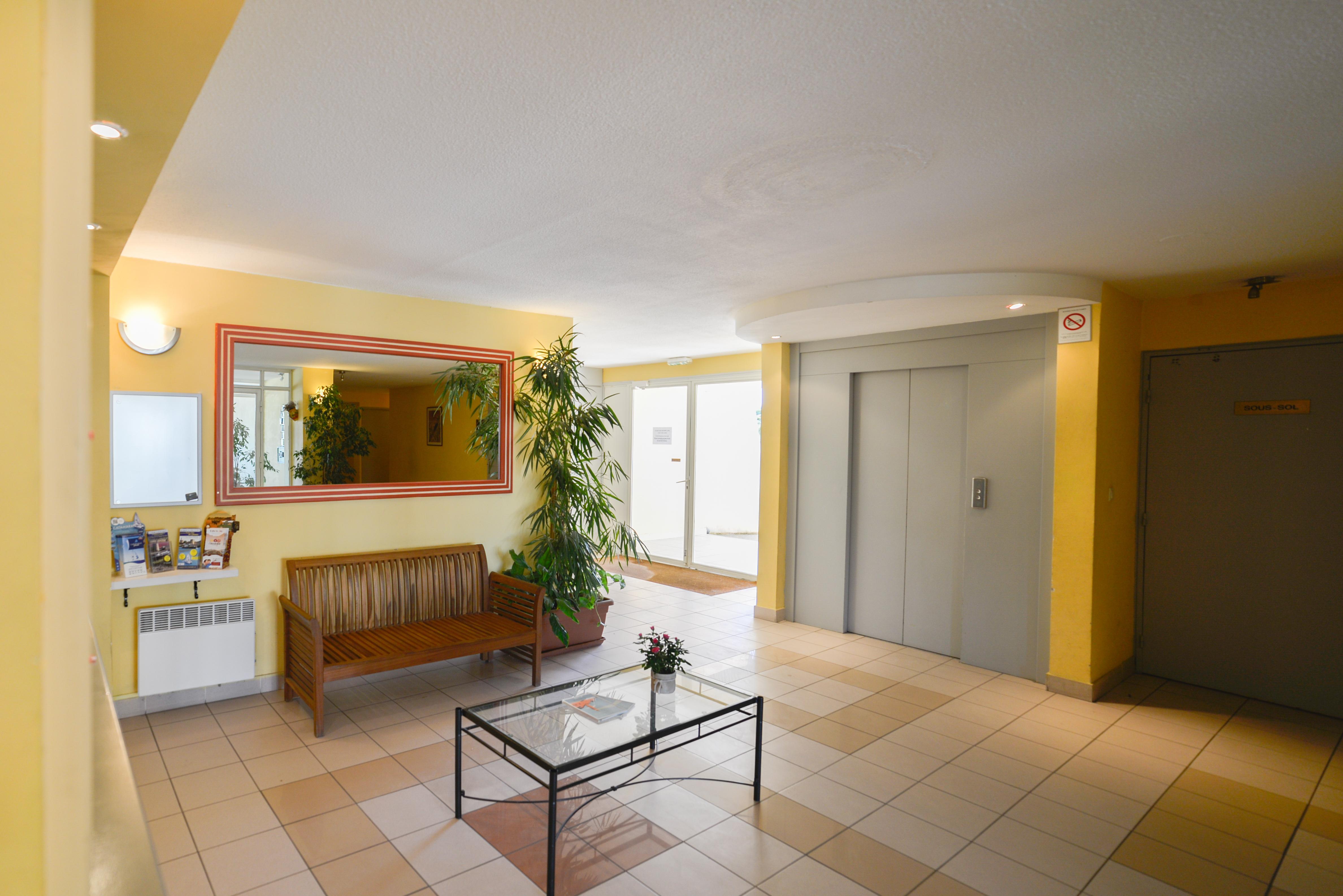 Vista Lobby ResidHotel Mayflower