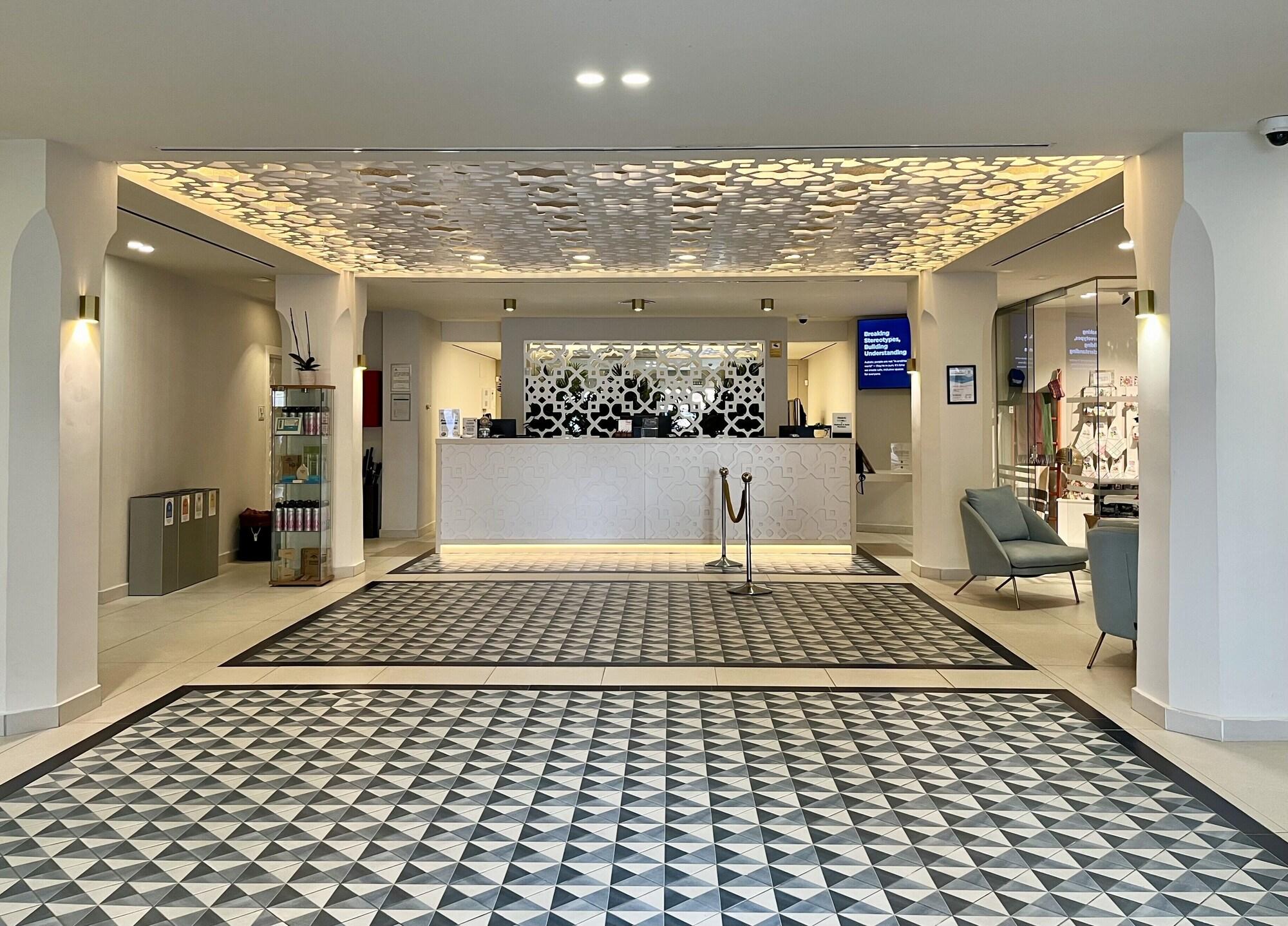 Vista Lobby Sahara Sunset