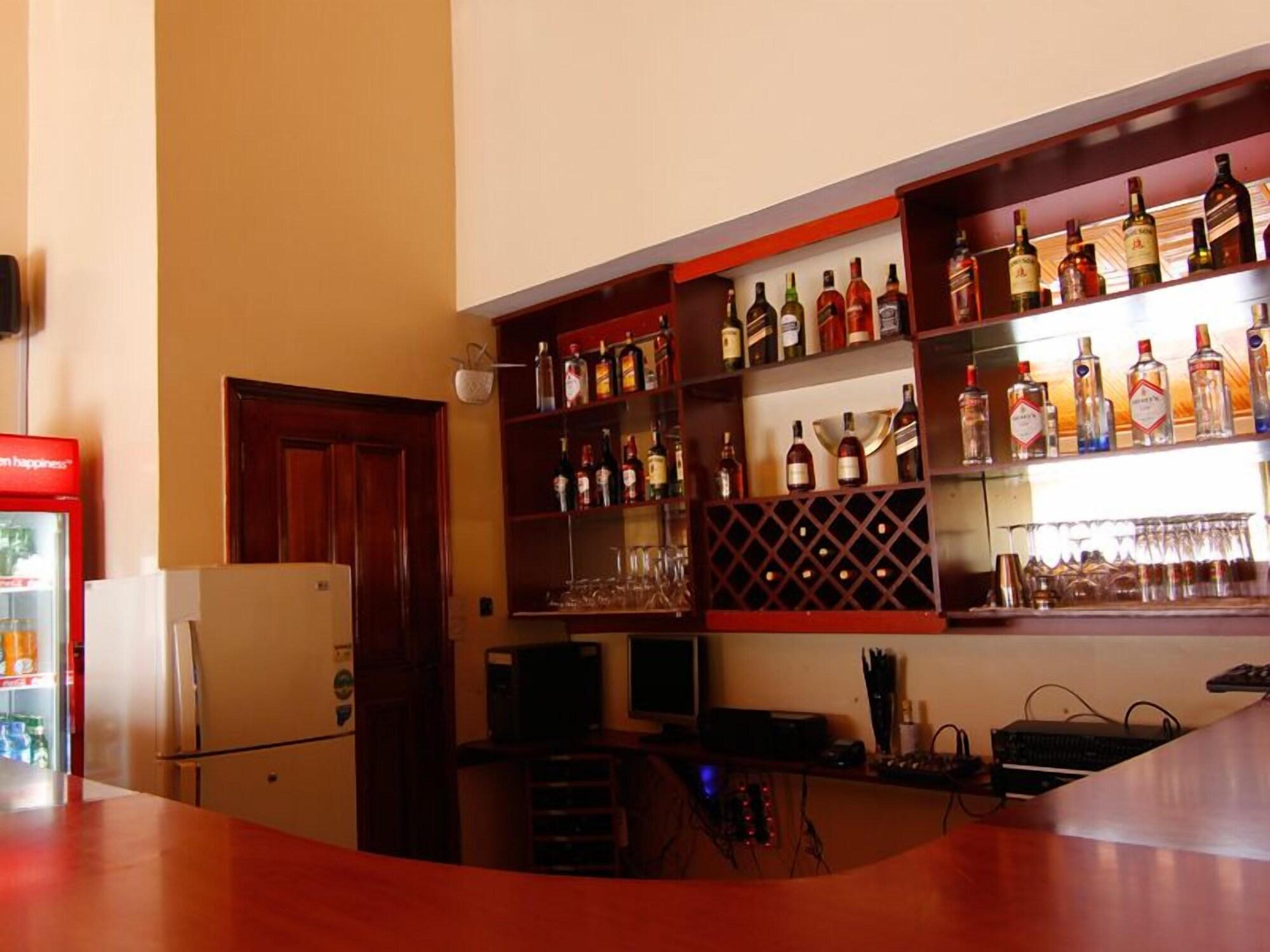 Bar/Salón 215 Karen Garden