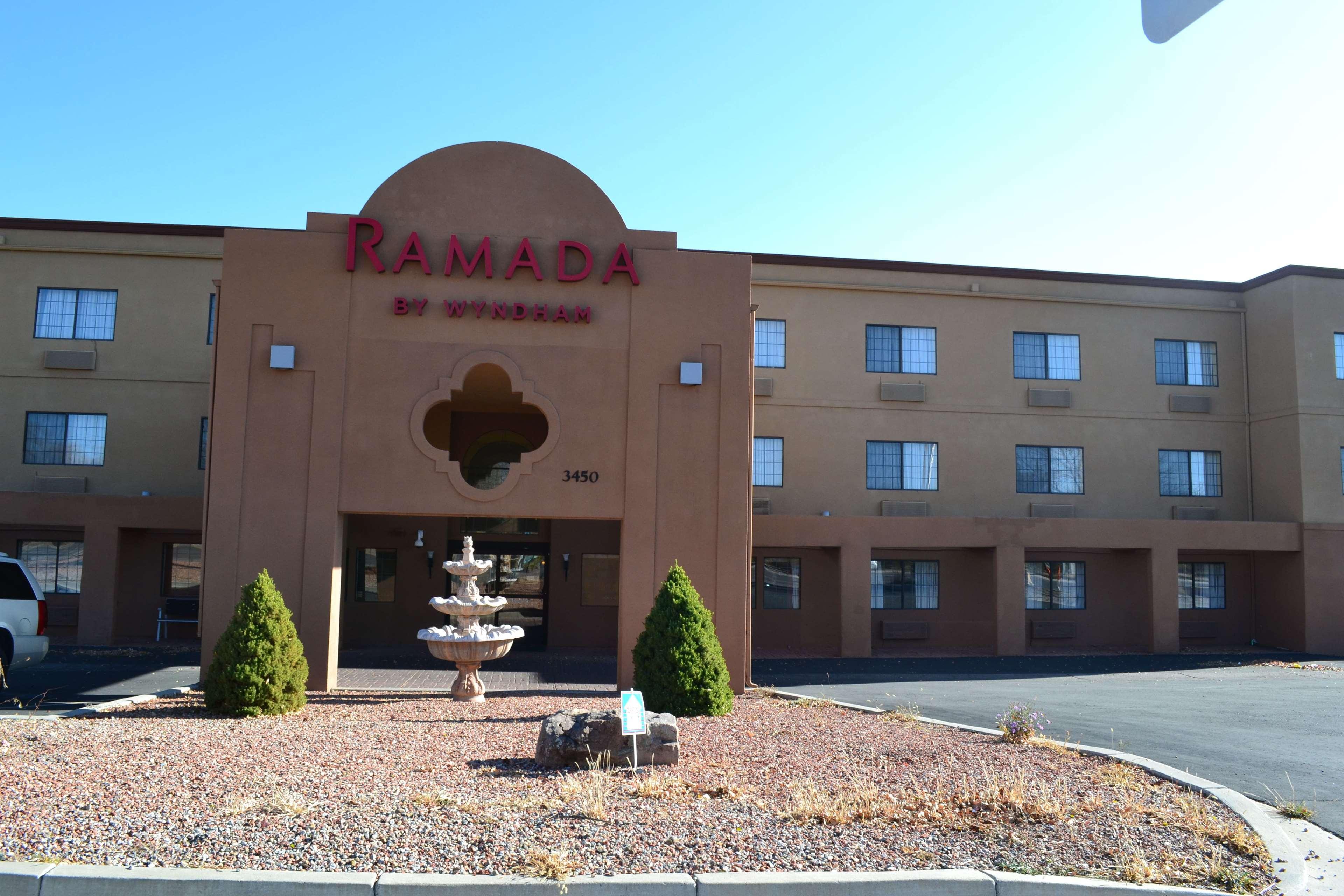 Vista Exterior Ramada by Wyndham Santa Fe