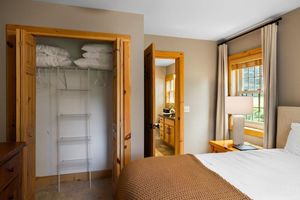 Alojamiento - New cozy 4-bedroom cabin 100yrd from golf/ski with WiFi, AC in brilliant Gaylord