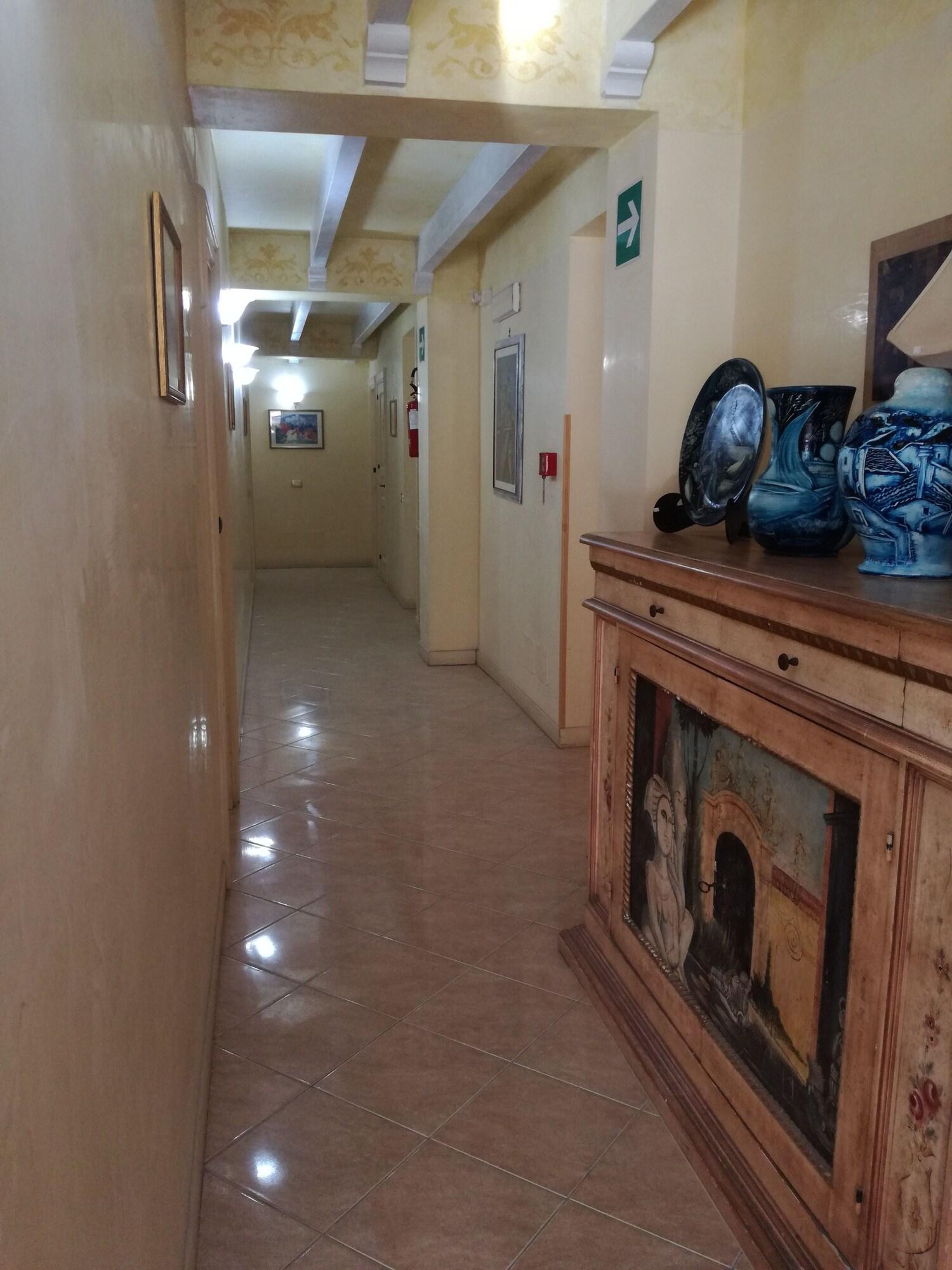 Varios Hotel Centrale