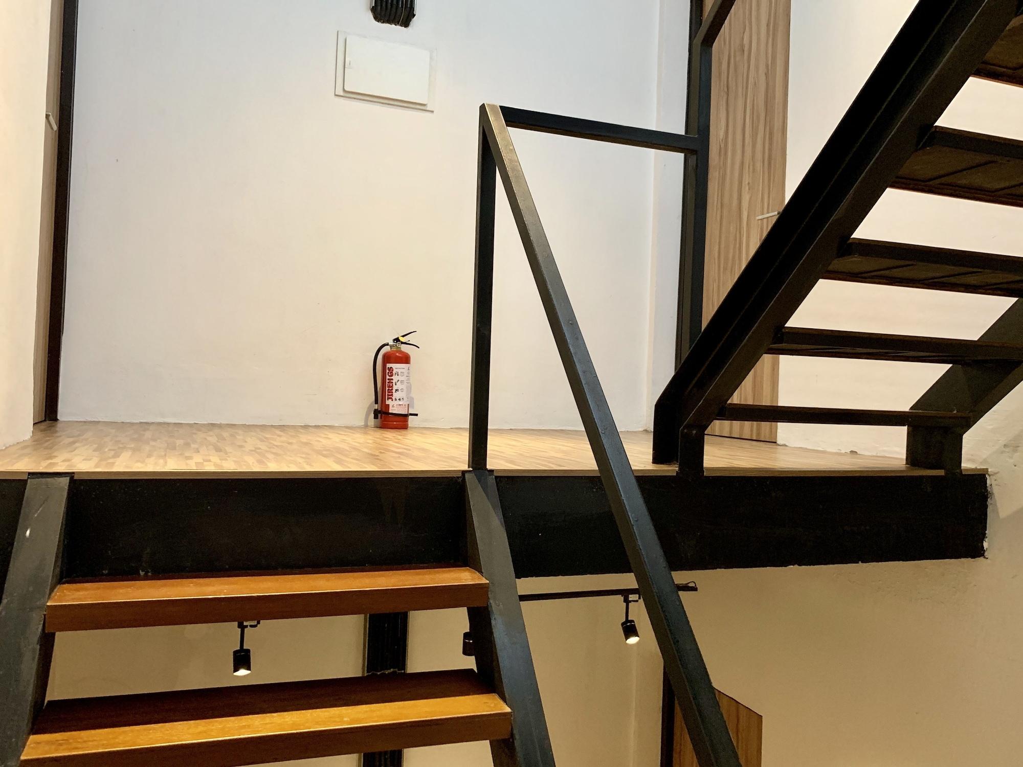 Varios Stay Inn Hostel Jakarta - Adults only