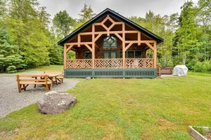 Alquiler Vacacional - Secluded Elka Park Cabin: Hot Tub & Fire Pit!