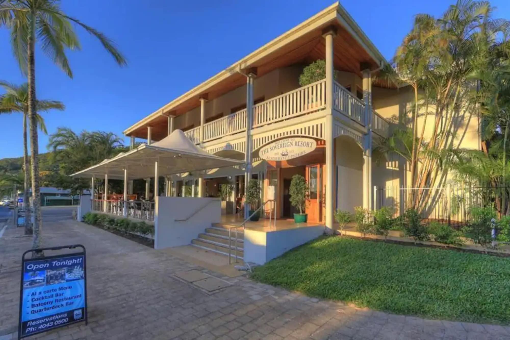 Vista Exterior Sovereign Resort Hotel