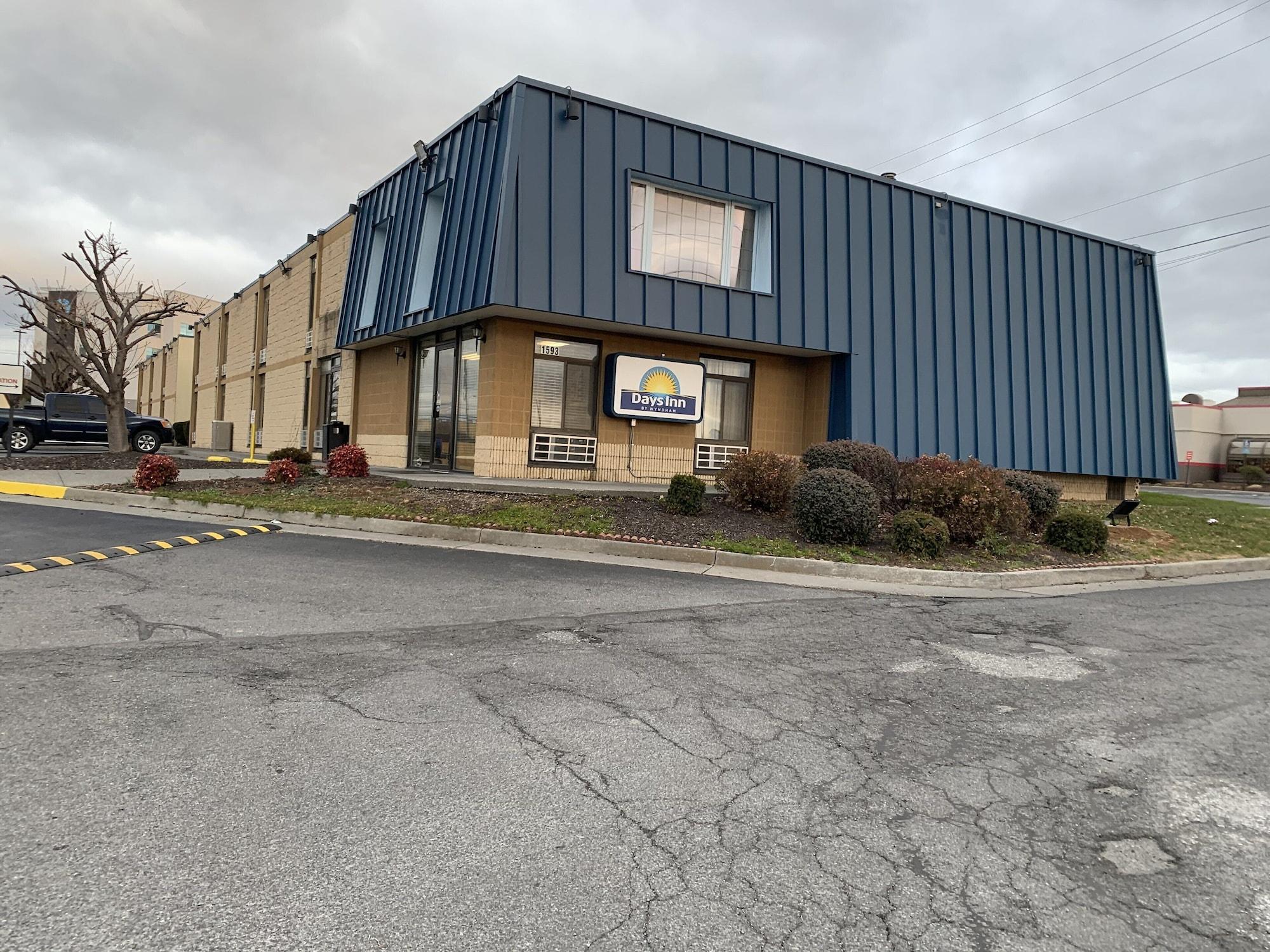 Vista Exterior Days Inn by Wyndham Winchester