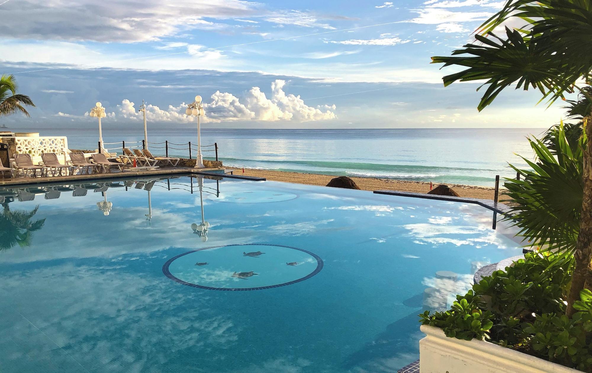 Vista da piscina Cancun Plaza Condo Apartments Mexico