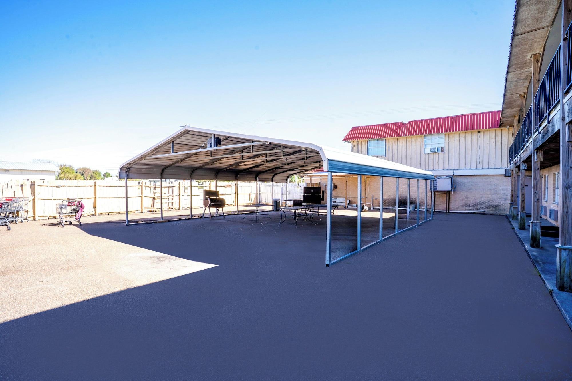 Comodidades del Alojamiento Woodfield Inn & Suites Hotel O, Yoakum TX 111