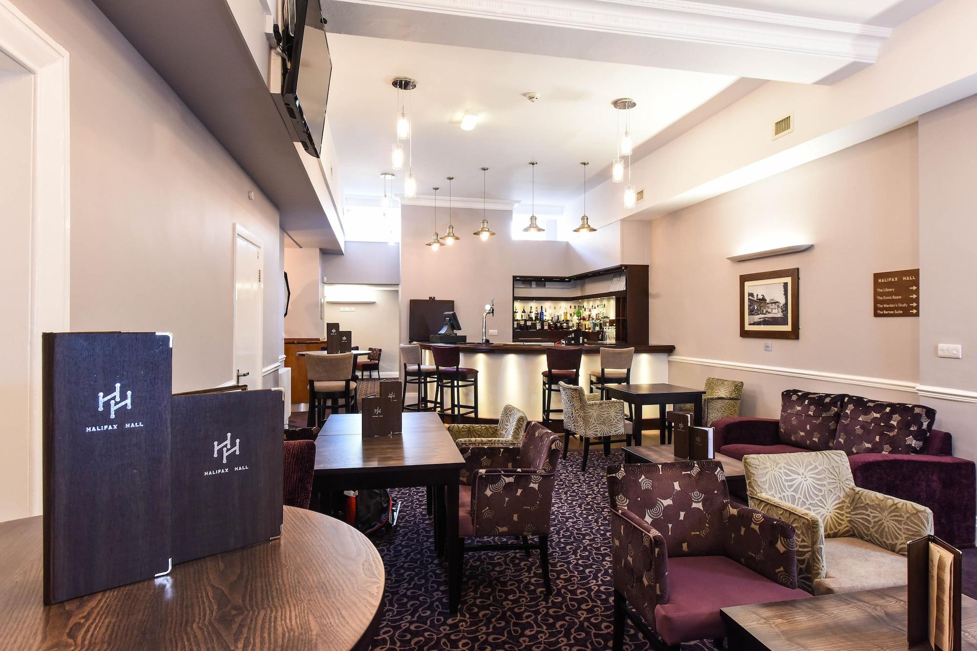 Bar/Salón Halifax Hall