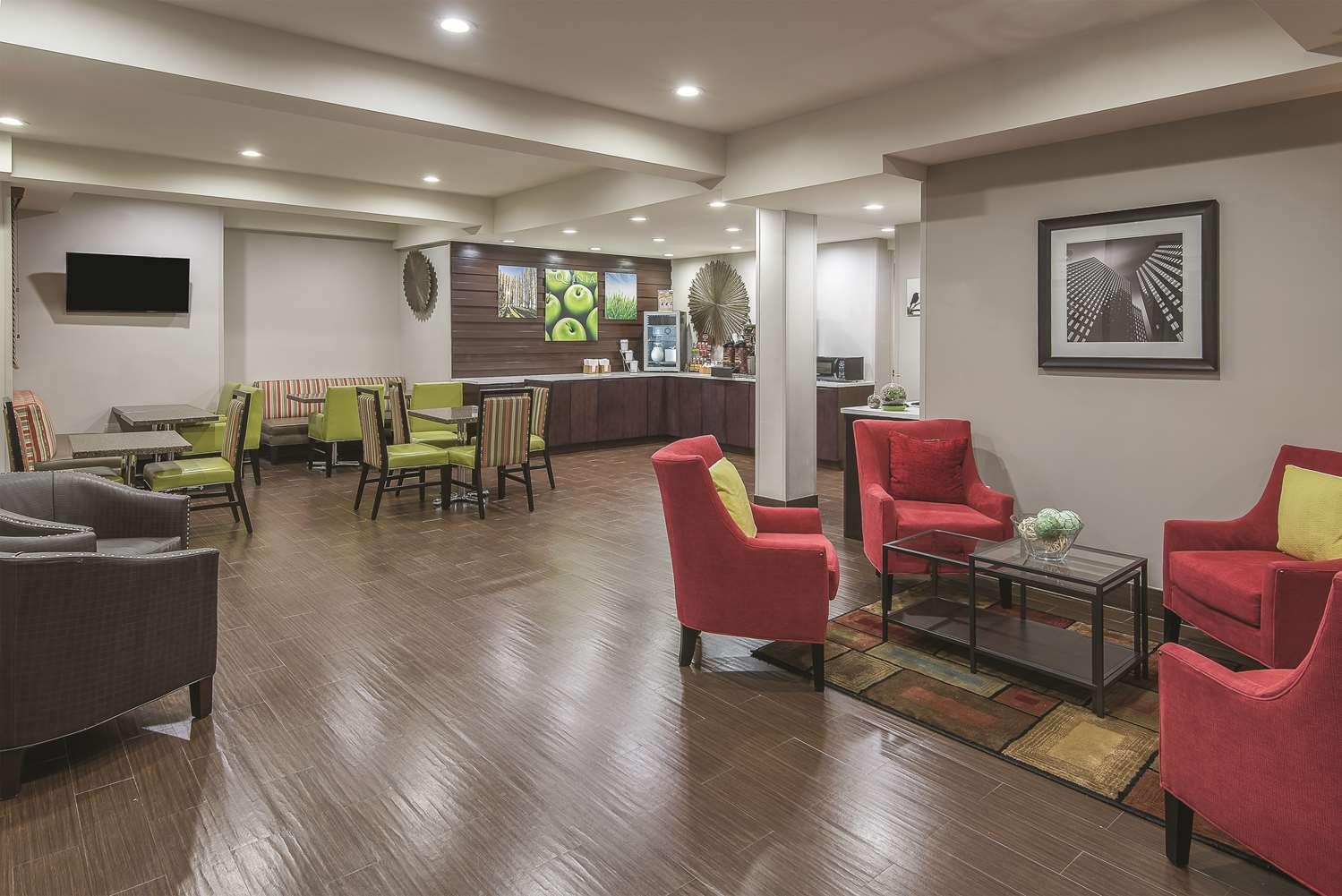 Vista Lobby La Quinta Inn & Suites Brooklyn East