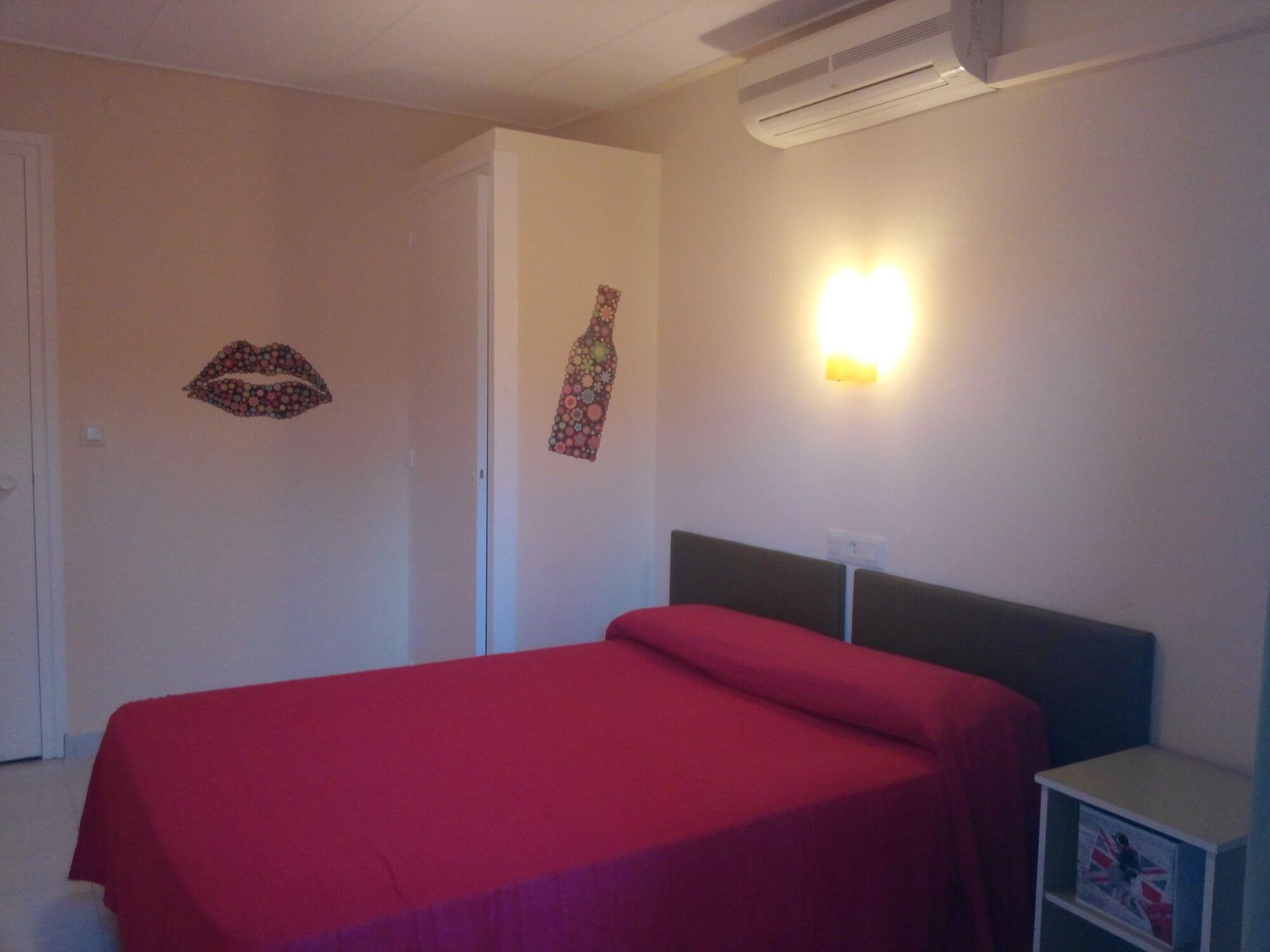 Varios Hostal Univers