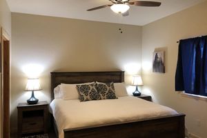 Alquiler Vacacional - Bearhat Cabin - Private Outdoor Hot Tub - Glacier Country Cabins and Rec, Inc.