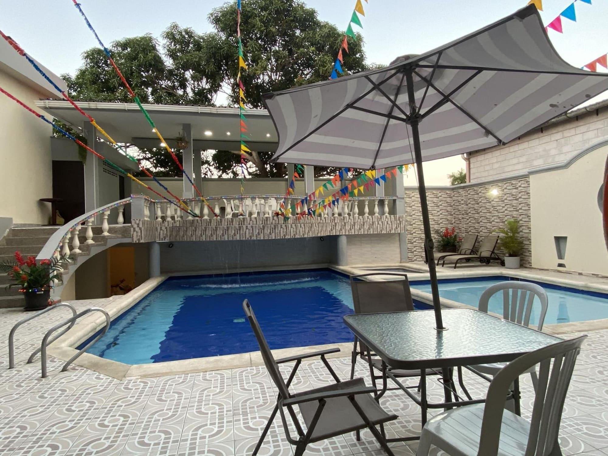 Vista Piscina Hotel Puerta de Oro