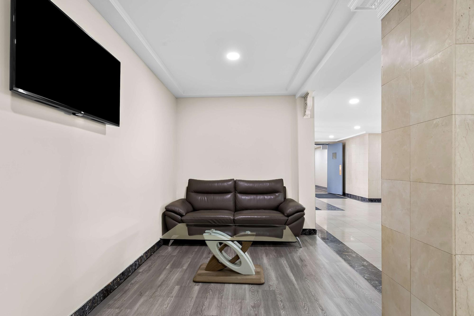 Vista Lobby SureStay Plus by Best Western Windsor