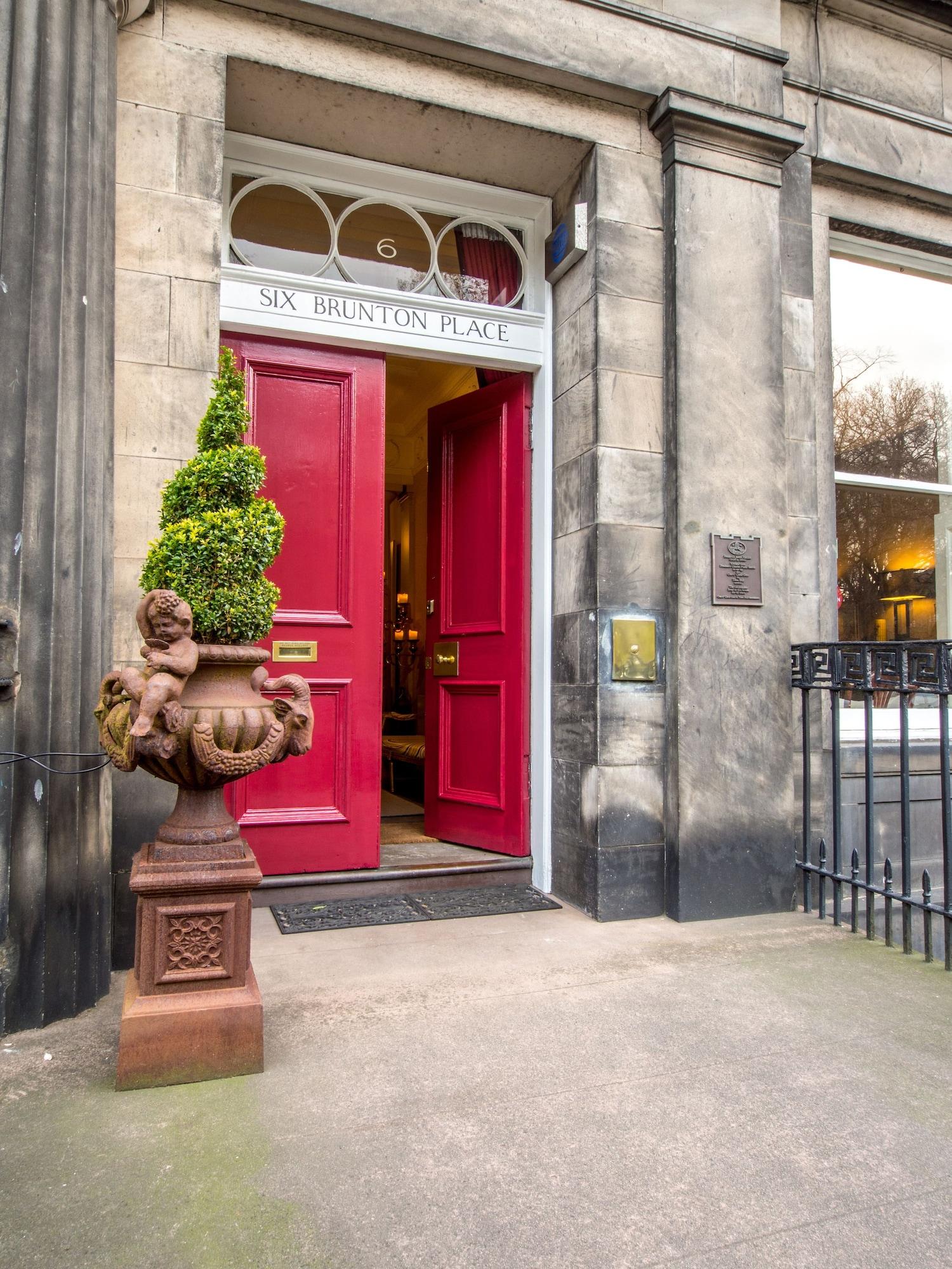 Vista Exterior Six Brunton Place