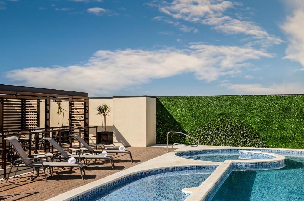 Vista Piscina Fiesta Inn Express Queretaro Constituyentes