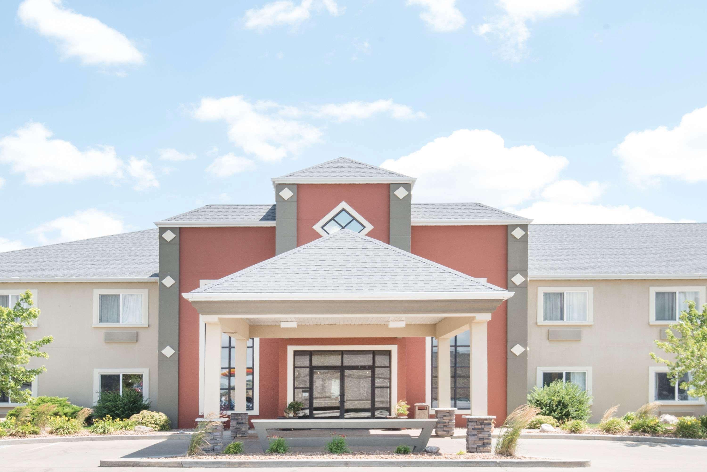Vista Exterior Howard Johnson Hotel & Suites by Wyndham Oacoma