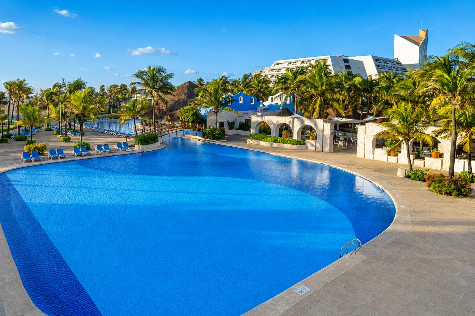 Vista Piscina The Grand Oasis Cancún All Inclusive