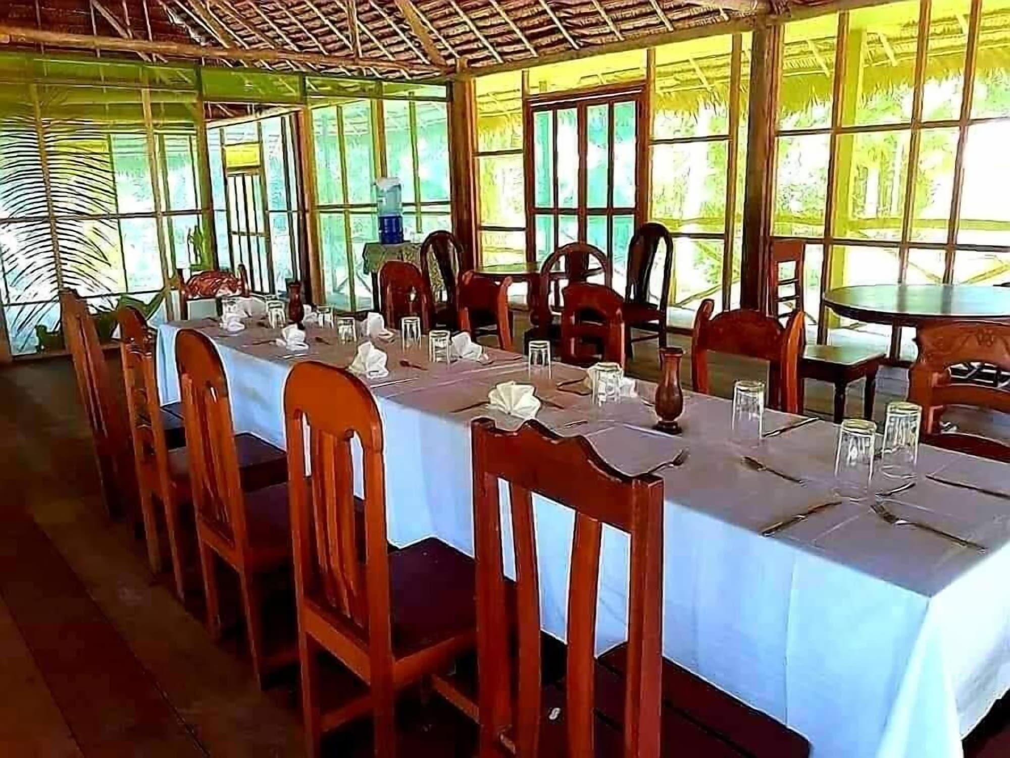 Salón de Baile Amazon Tropical Expeditions