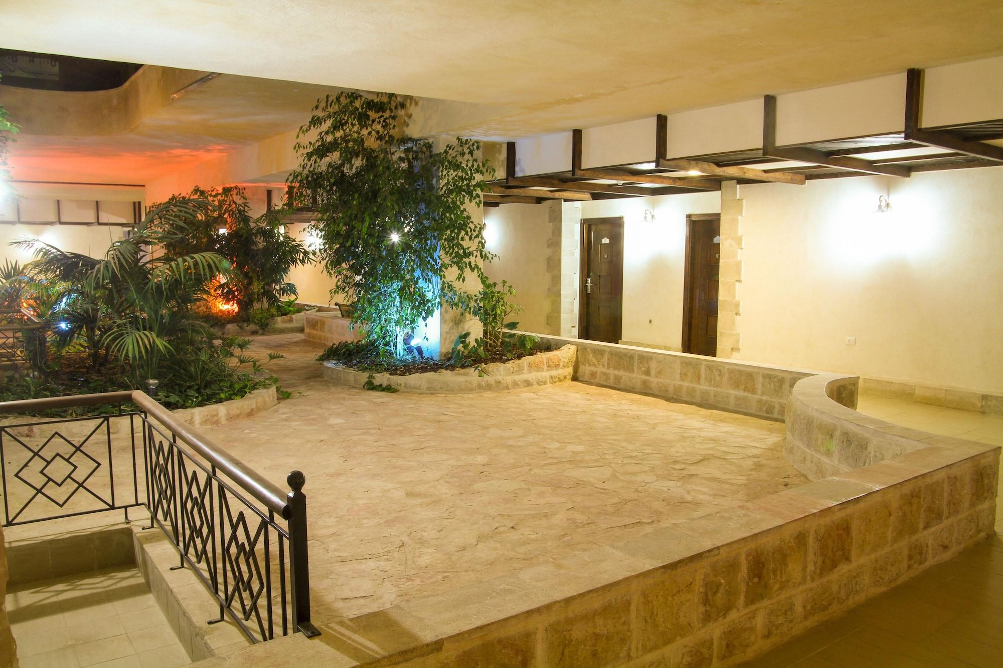 Varios Manger Square Hotel