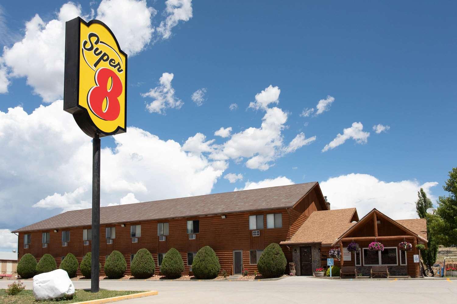 Vista Exterior Super 8 by Wyndham Dubois