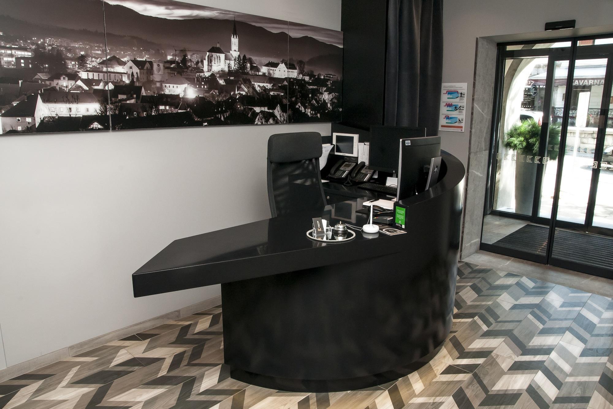 Vista Lobby Hotel Center