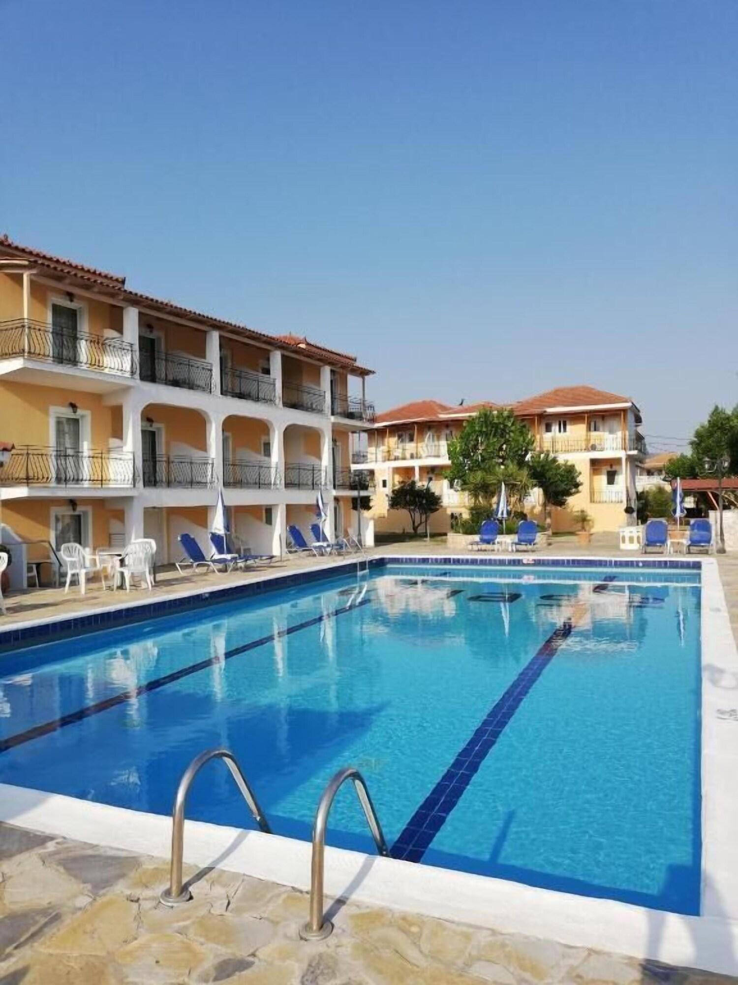 Vista Piscina Village Inn Studios & Family Apartments