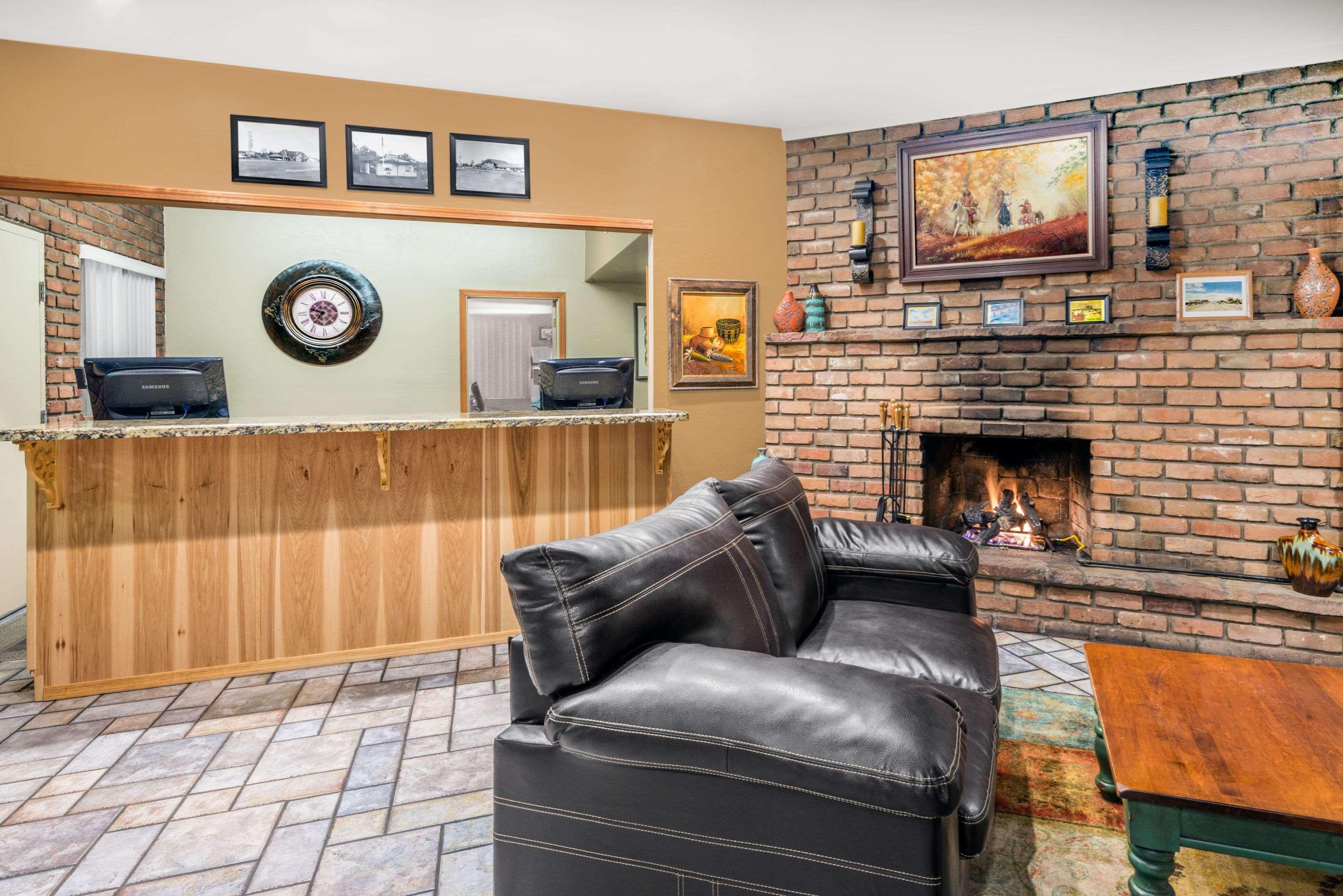 Vista Lobby Days Inn by Wyndham Show Low