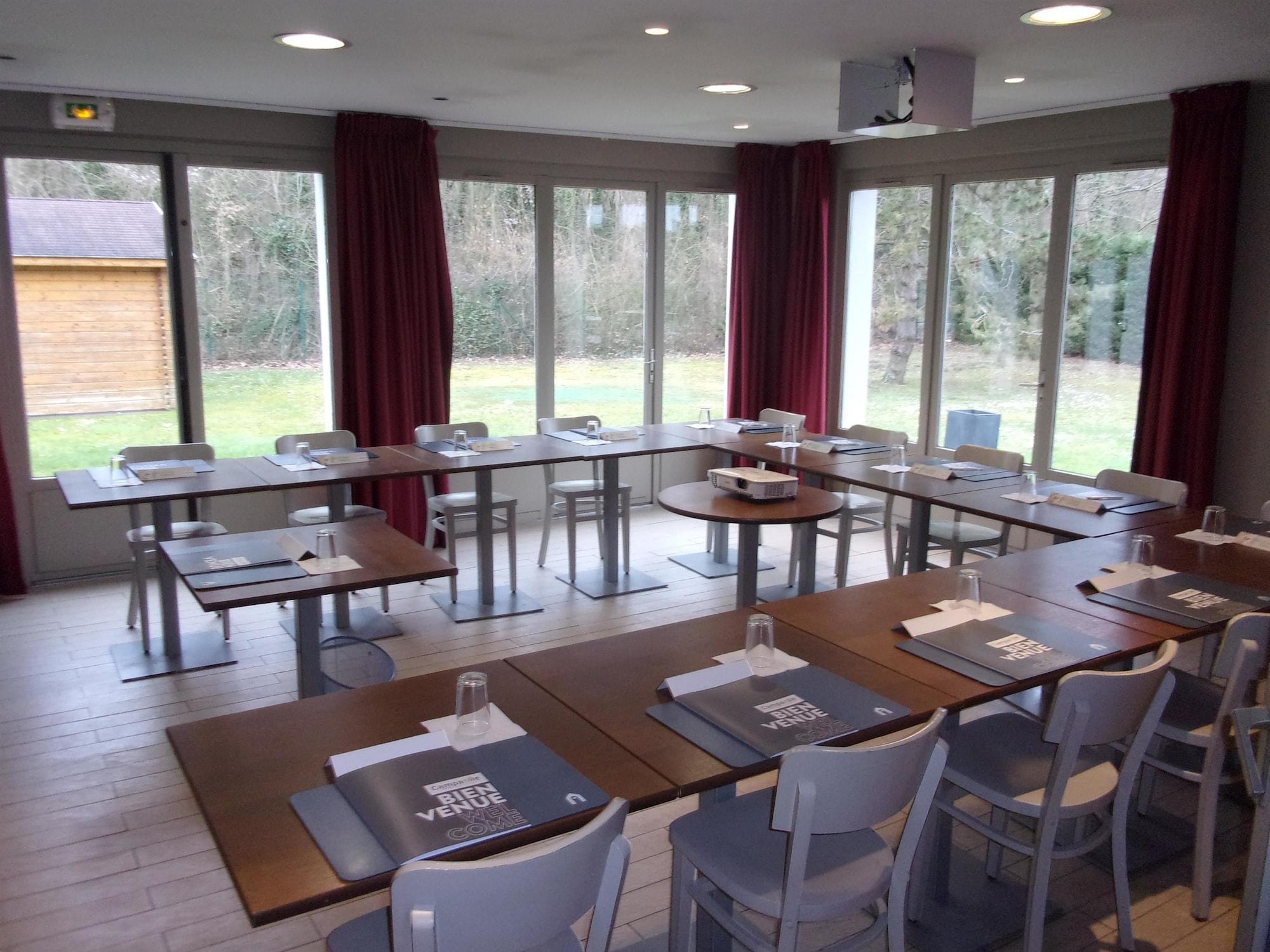 Sala de Reuniones Campanile Chantilly