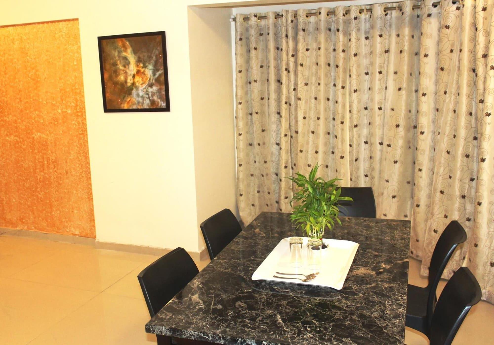 Restaurant Dragonfly Apartments Emerald