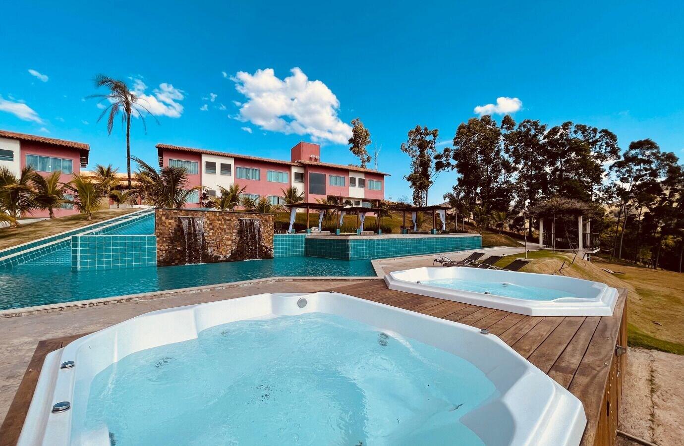 Vista da piscina Hotel Chalé Capitólio
