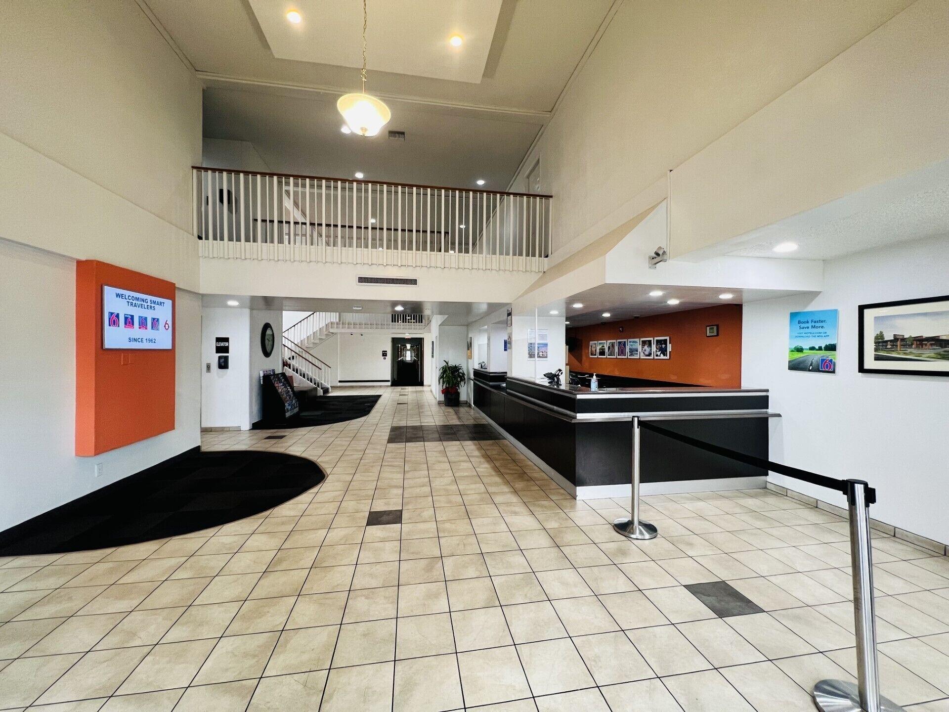 Vista Lobby Motel 6 Irvine - Orange County Airport
