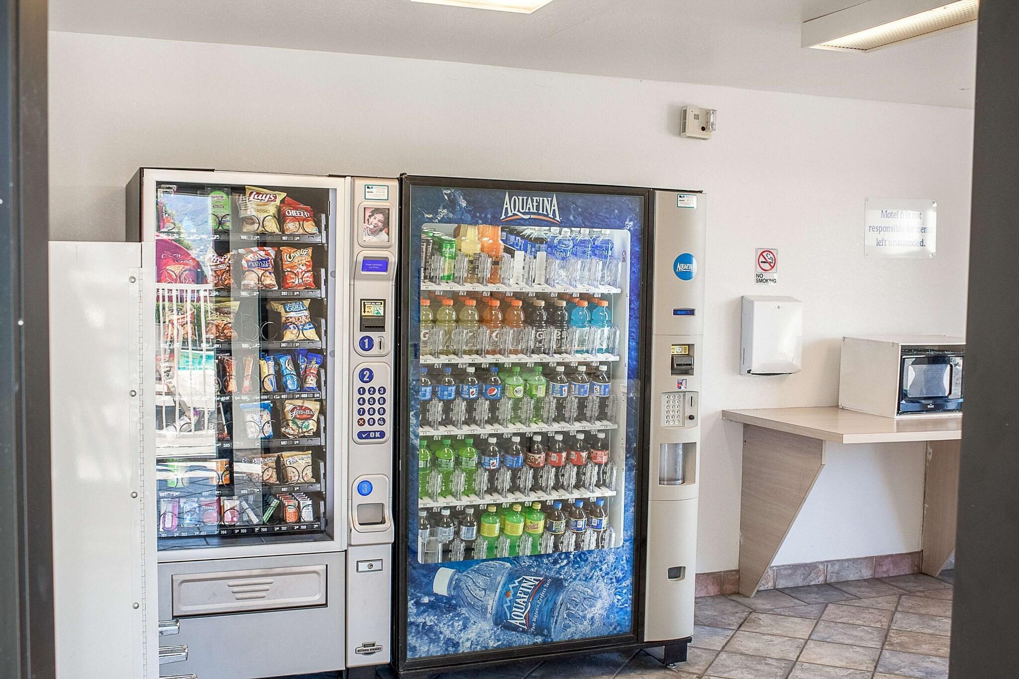 Vista Exterior Motel 6 Ukiah, CA