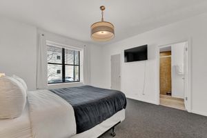 Alquiler Vacacional - Bright Converted Storefront in Roscoe Village by AllSet Turnover