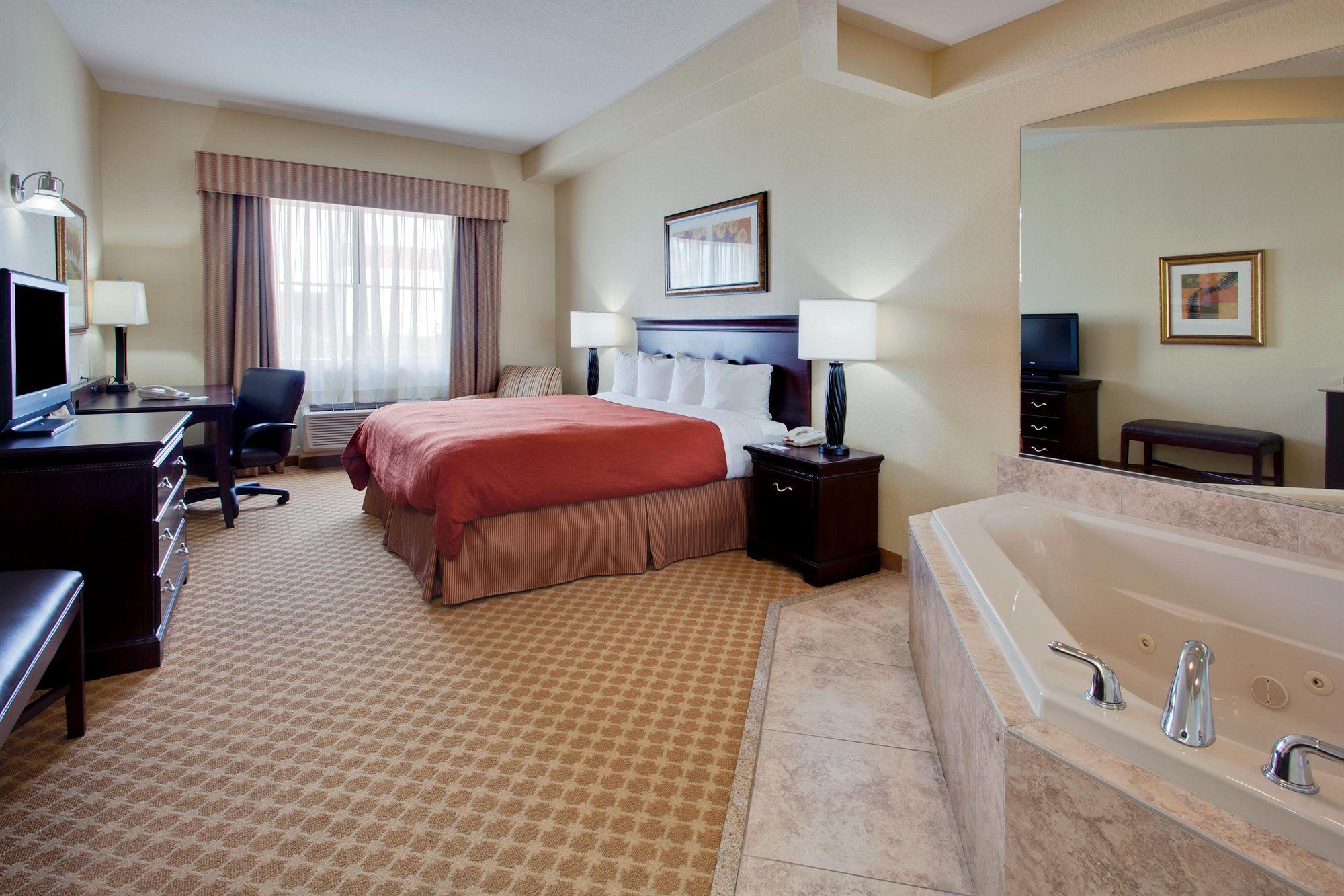 Habitación Country Inn & Suites by Radisson, Port Charlotte, FL