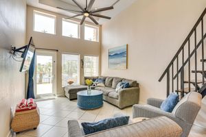 Alquiler Vacacional - Walk to Beach: Pool-view Condo in Galveston!