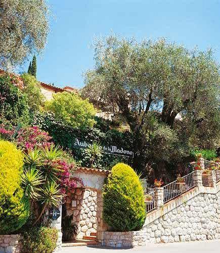 Varios Auberge de la Madone