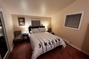 Alquiler Vacacional - Rustic Farmhouse on 206 acres with private trout stream running through it…