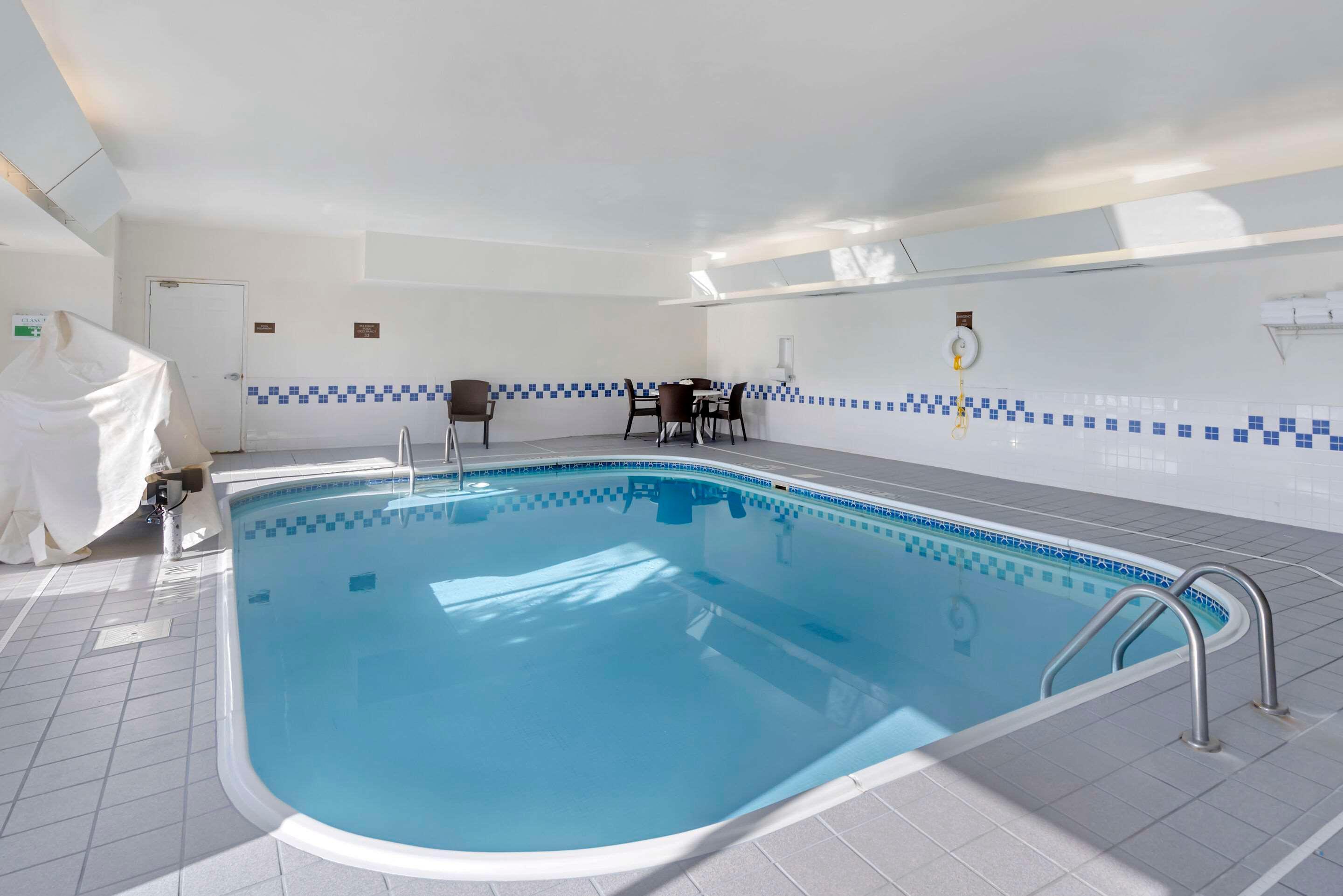 Vista Piscina Comfort Suites Normal University area