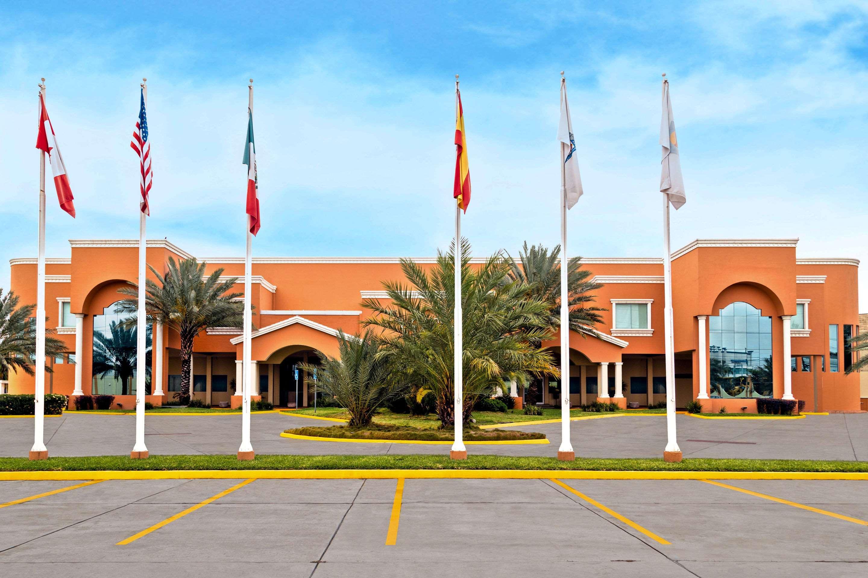 Vista Exterior Comfort Inn Monterrey Norte