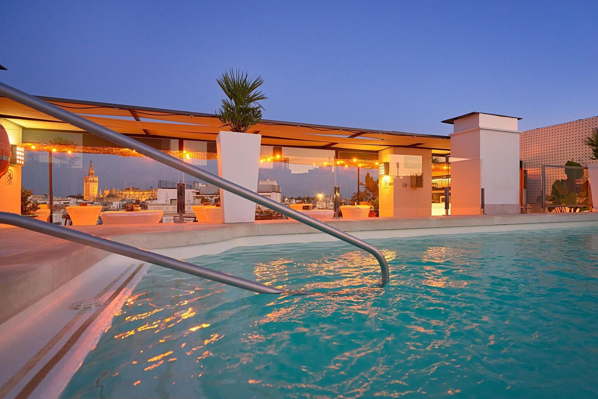 Vista Piscina Becquer Hotel, Historic City Center