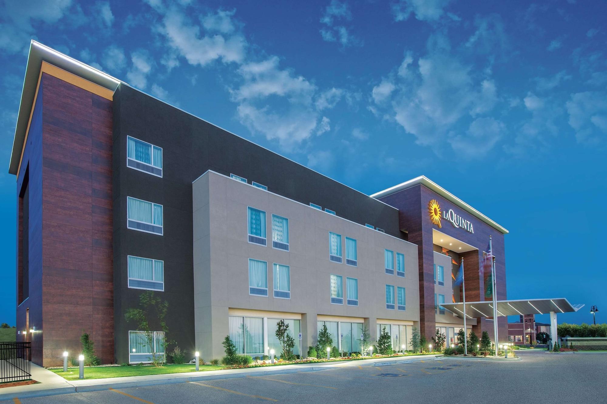 Vista Exterior La Quinta Inn & Suites by Wyndham Tulsa Broken Arrow