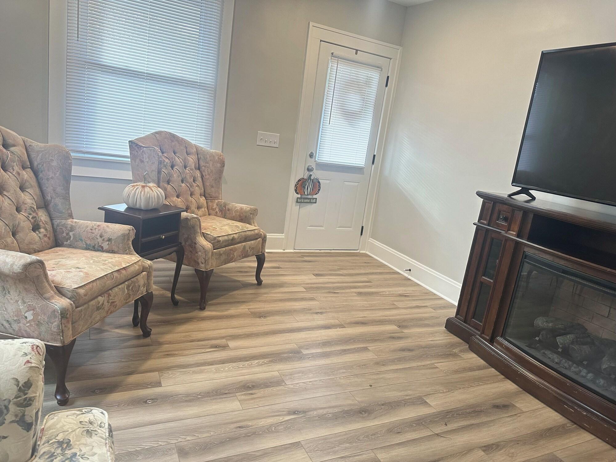 Vista Lobby E Street Gallery King BedroomSHARED Bath